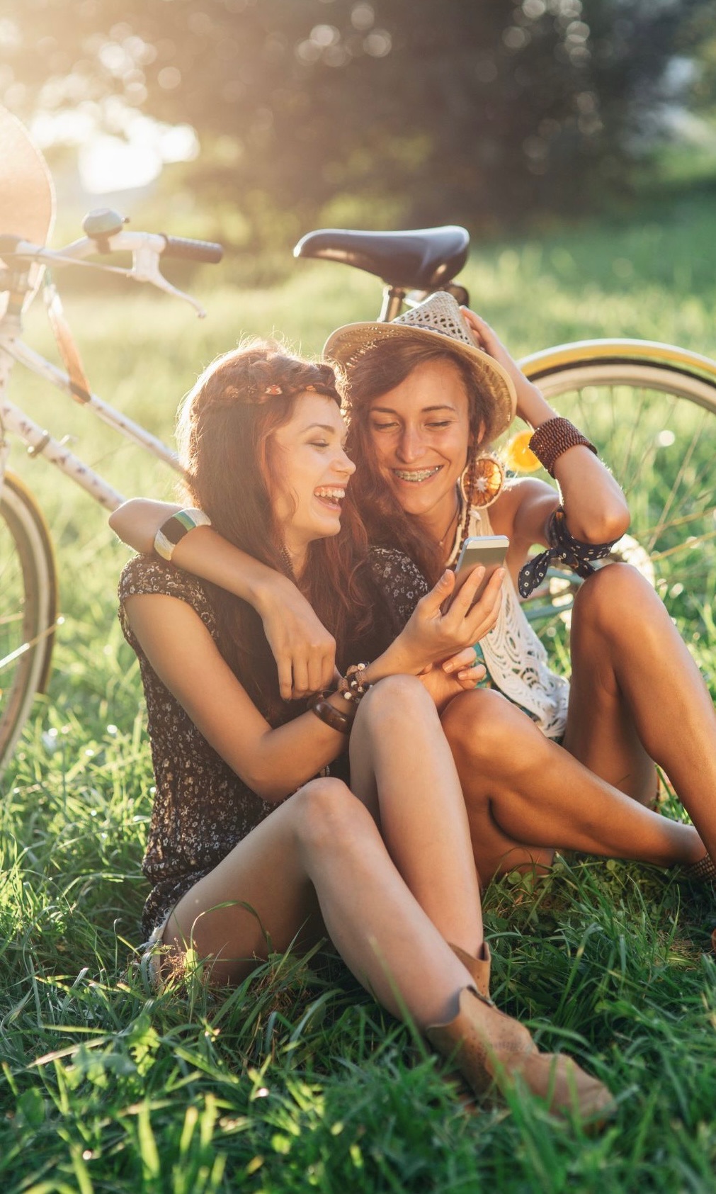 Frauen lernen sich beim Speedfriending-Event "Freundin gesucht" in Köln kennen und haben Spaß bei ungezwungenen Gesprächen.