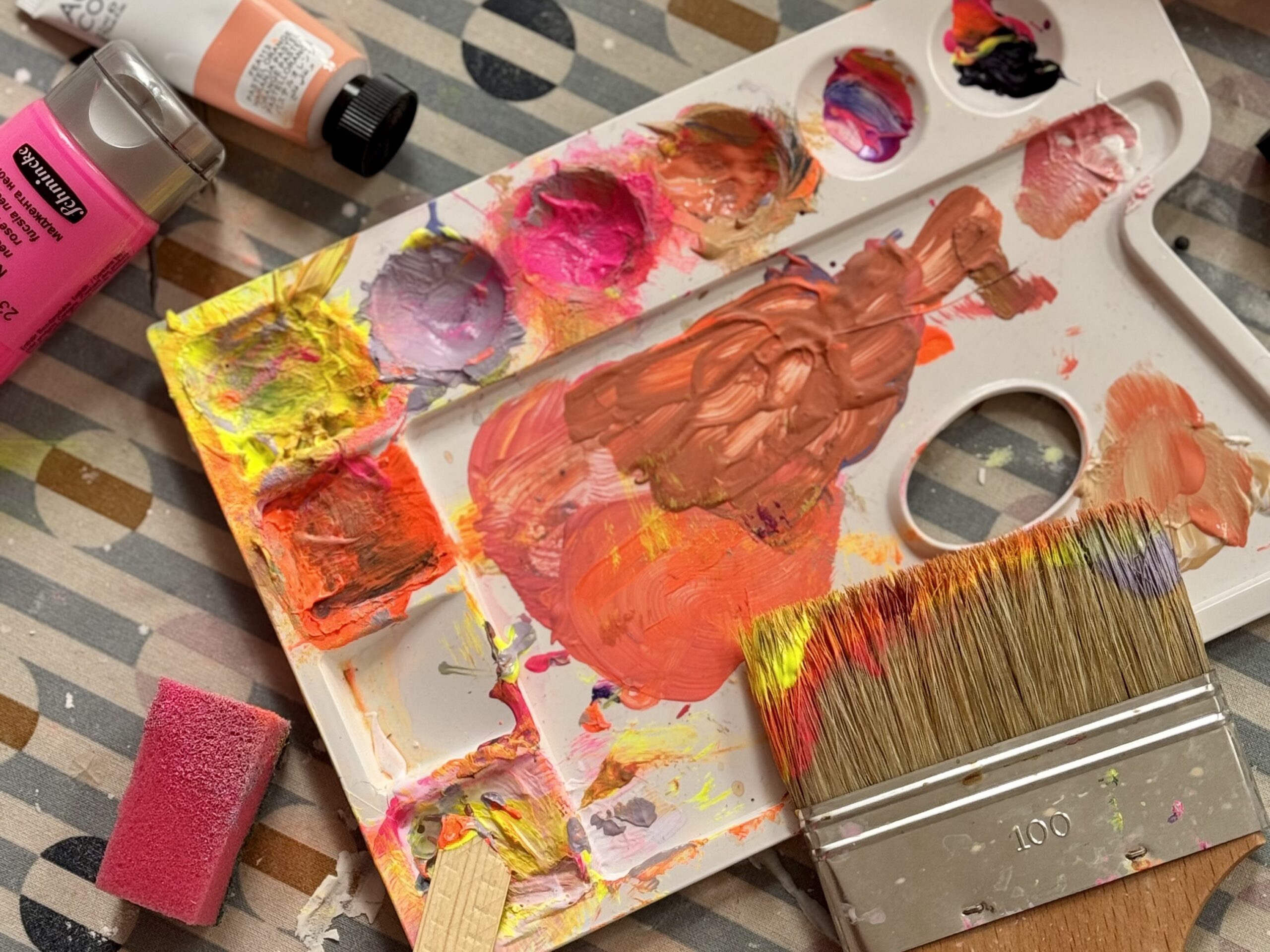 Viele Farben und Texturen im Workshop Intuitives Malen in Köln