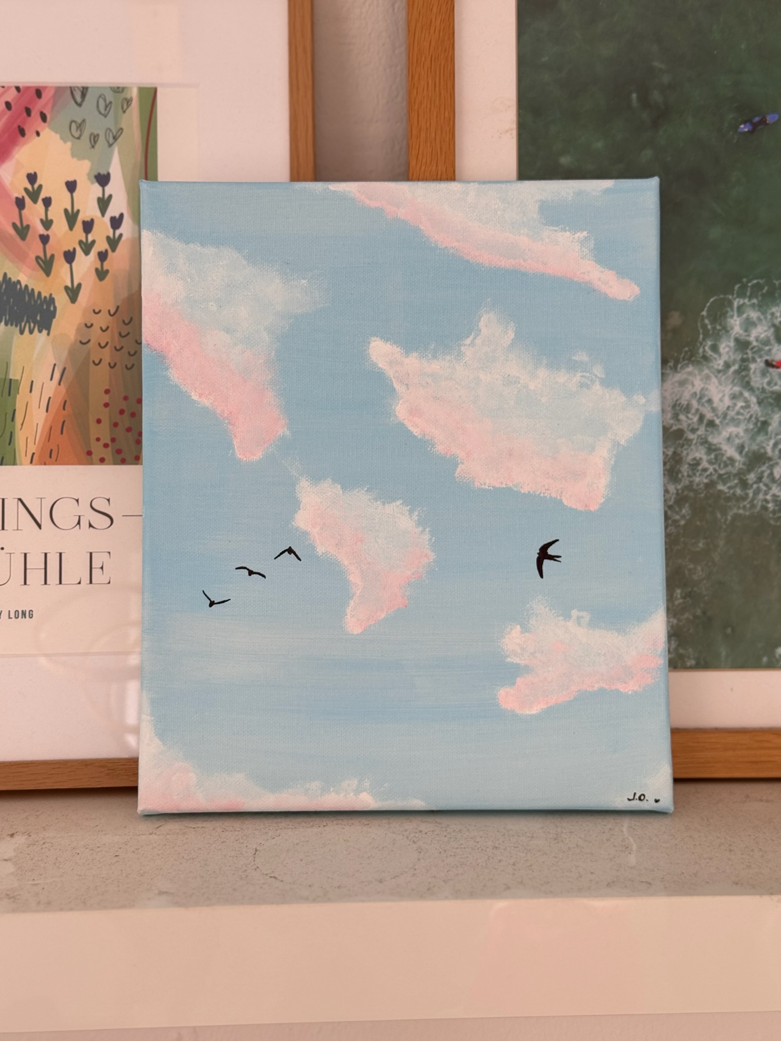 Gemälde mit hellblauem Himmel und ziehenden Wolken – ruhiges Motiv im Mal-Workshop.