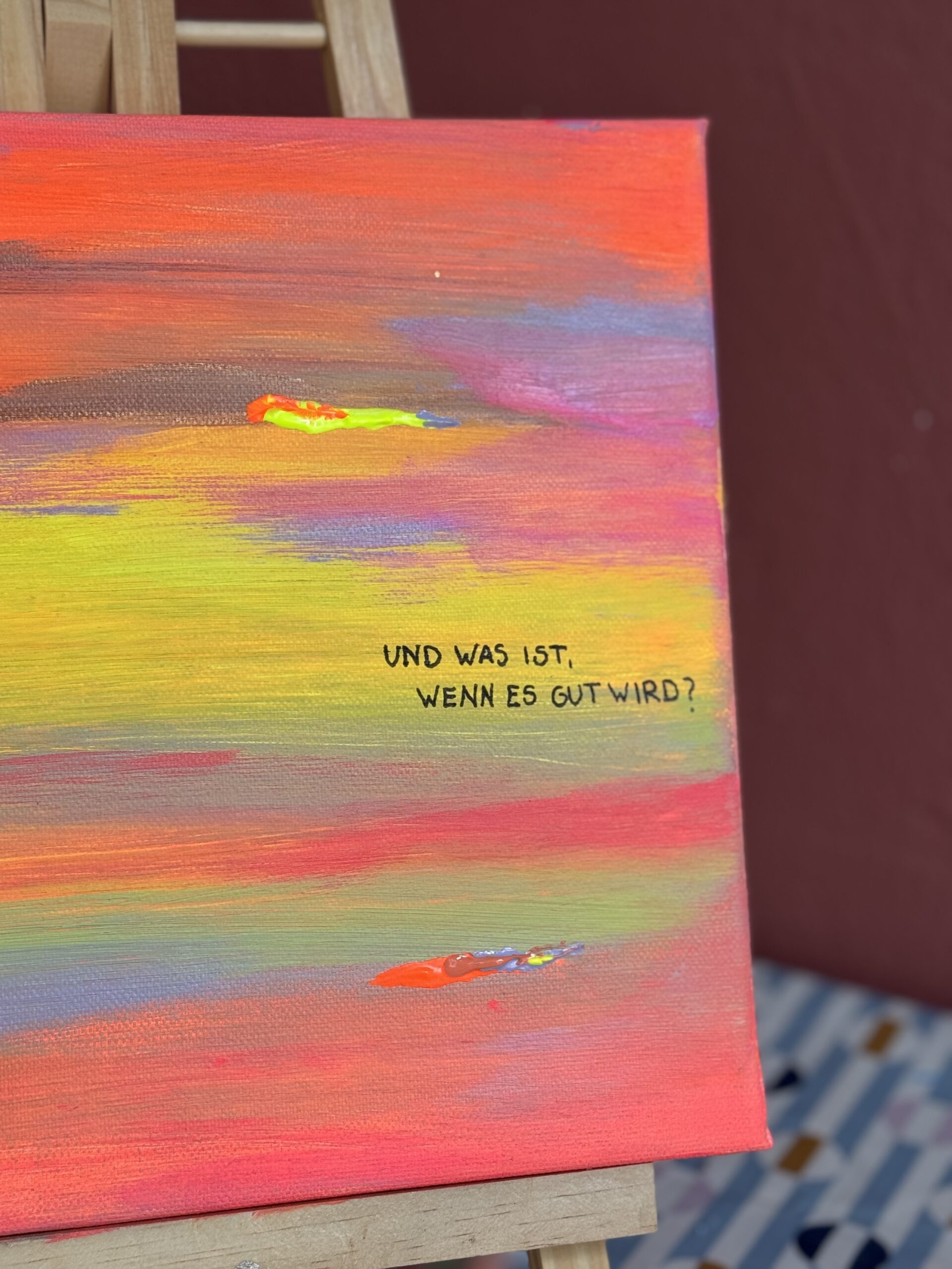 Neonfarbene Pinselstriche auf Leinwand – intuitive Gestaltung mit kräftigen Farben.